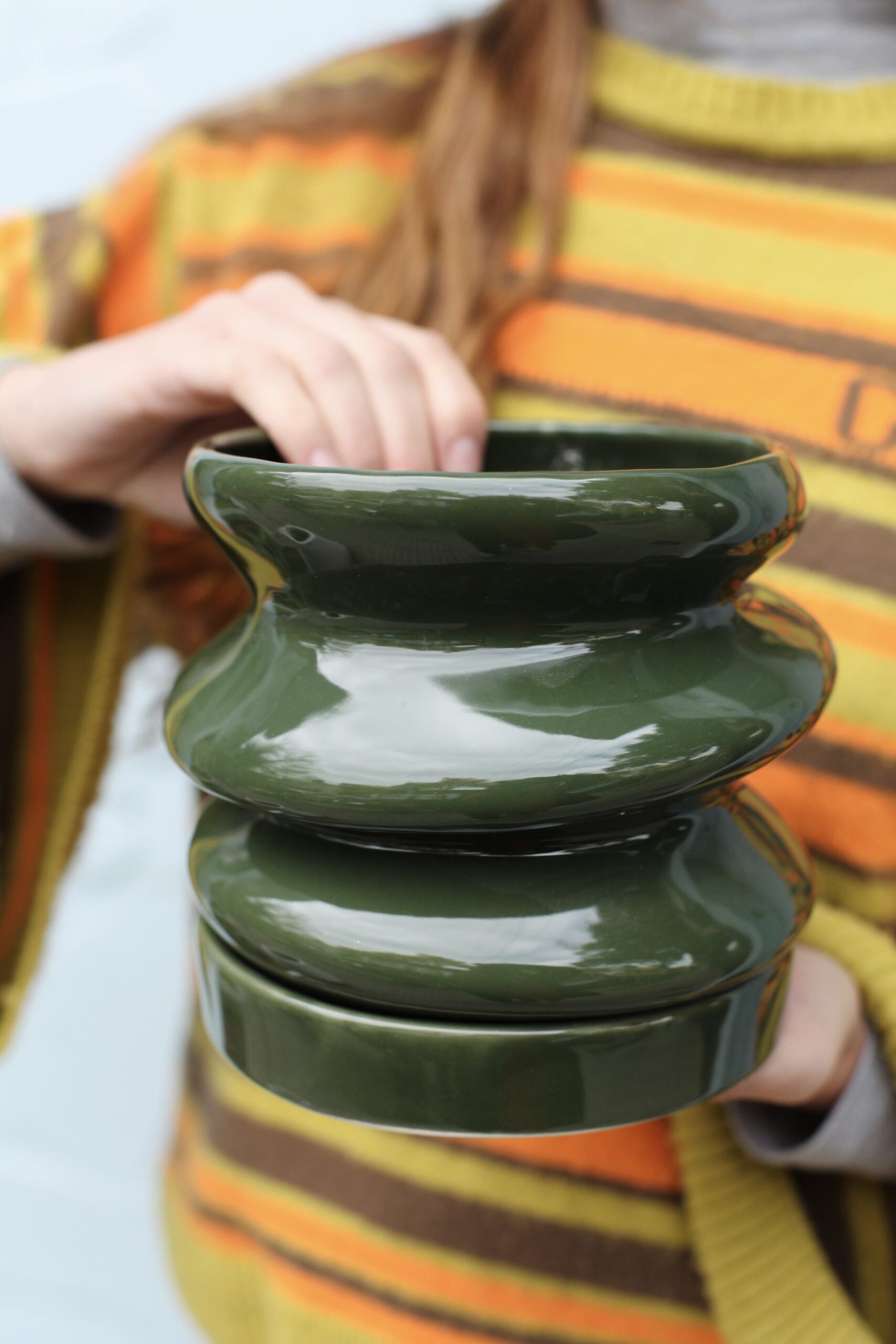 Maceta cerámica verde oscura de diseño, la Sansevieria la planta más resistente para interior